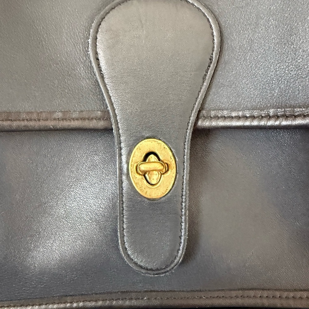 Vintage Coach Black Leather Station Bag Crossbody - Made in USA - 1990’s - Picture 3 of 6
